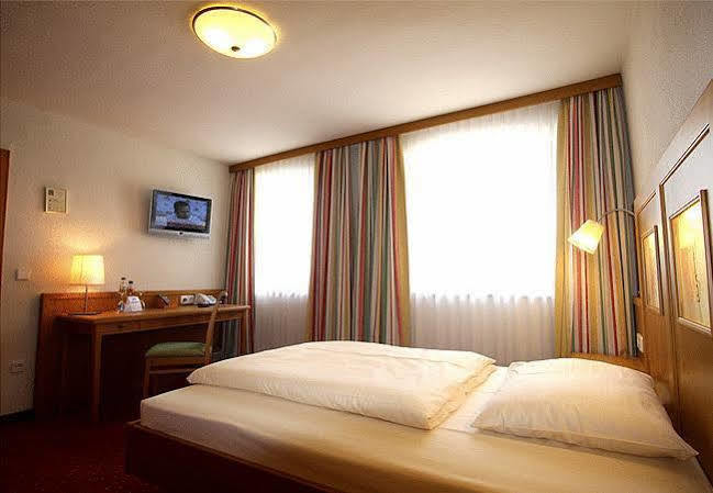 Hotel Zum Loewen Вайсенхорн Экстерьер фото